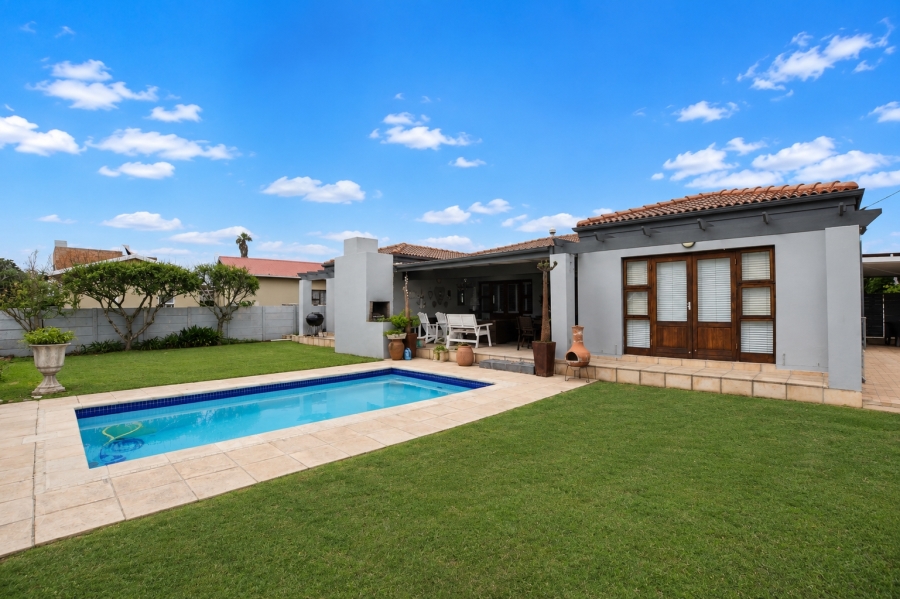 4 Bedroom Property for Sale in Yzerfontein Western Cape